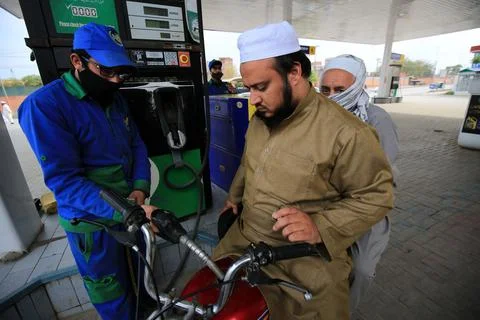 Pakistan's government decrease petrol price by Rs15 to Rs96.58/litre, Peshawar - Stockfoto's