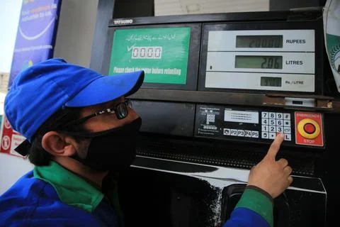 Pakistan's government decrease petrol price by Rs15 to Rs96.58/litre, Peshawar - Stock Photos