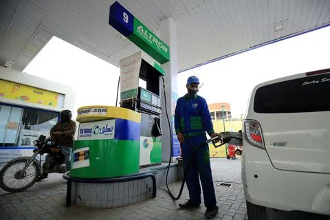 Pakistan's government decrease petrol price by Rs15 to Rs96.58/litre, Peshawar - Stock Photos
