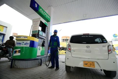 Pakistan's government decrease petrol price by Rs15 to Rs96.58/litre, Peshawar - Stock Photos