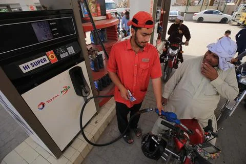 Pakistan's government decrease petrol price by Rs 15 (0.094 USD), Peshawar - 01  Stock Photos