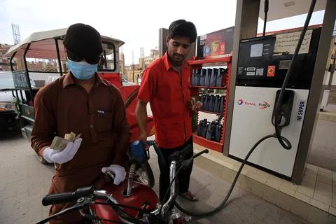 Pakistan's government decrease petrol price by Rs 15 (0.094 USD), Peshawar - 01  库存照片