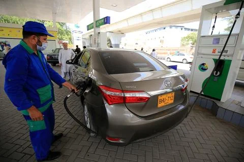 Pakistan's government decrease petrol price, Peshawar - 01 Sep 2021 库存照片