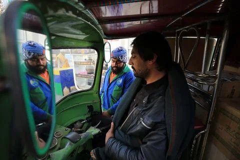 Pakistan's government decrease petrol price by Rs 5 per liter (0.028 USD), Pesha Stockfoto's
