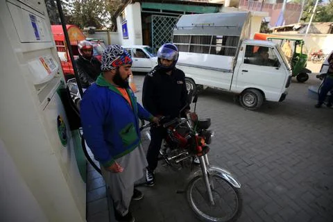 Pakistan's government decrease petrol price by Rs 5 per liter (0.028 USD), Pesha 写真素材