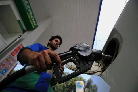 Pakistan's government decrease petrol price by Rs 12.63 per liter (0.055 USD), P 库存照片