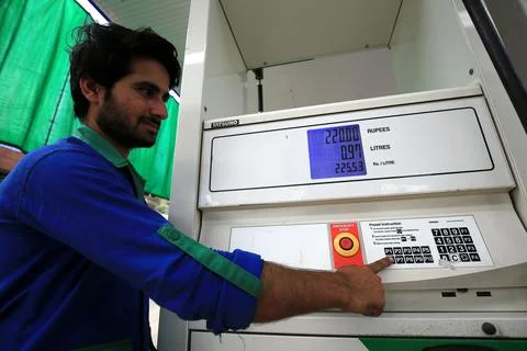 Pakistan's government decrease petrol price by Rs 12.63 per liter (0.055 USD), P Stockfoto's