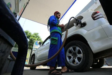Pakistan's government decrease petrol price by Rs 12 per liter (0.042 USD), Pesh Stockfoto's