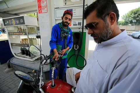 Pakistan's government decrease petrol price by Rs 12 per liter (0.042 USD), Pesh 写真素材