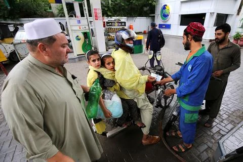 Pakistan's government decrease petrol price by Rs 8 (0.028 USD) per liter, Pesha 写真素材