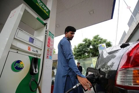 Pakistan's government decrease petrol price by Rs 8 (0.028 USD) per liter, Pesha Stockfoto's
