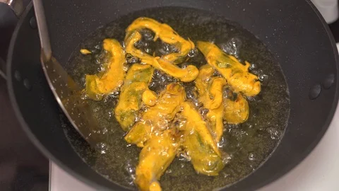 Pakodas Frying 4K Video stock 119418703
