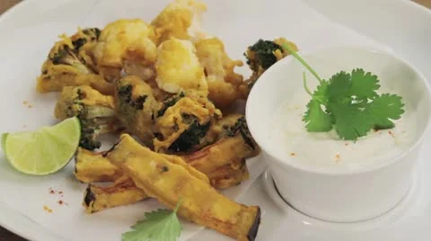 Pakoras (fried vegetables in chickpeas batter, India) Video stock 24671923