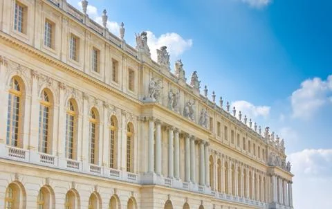 Palace side with statues on top in versailles Illustrazione stock
