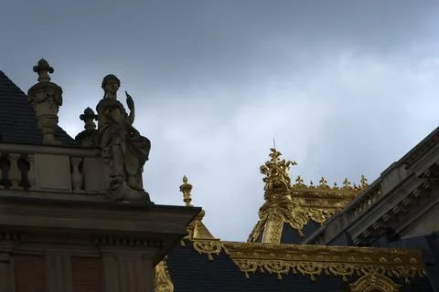 Palace of Versailles, Paris - 15. May 2026 - Golden rooftops Stockfoto's