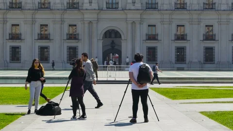 Palacio de La Moneda. Close up view of a indecisive news crew Stock Footage 98096536