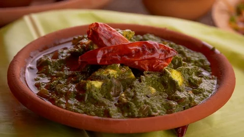 Palak(spinach) Paneer(soft cheese) curry 動画素材 111412142