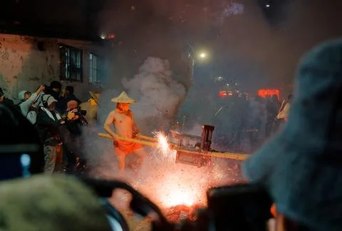 Palanquin Bearers Endure Firecrackers at Shezi Earth God Yuanxiao Festival Stock-Fotos