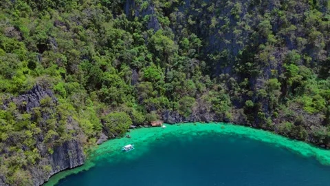 Palawan cliffs, Philippines boat, turquoise water. Stunning aerial view drone 動画素材 333759108