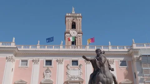 Palazzo Senatorio Clock Tower and Marcus Aurelius Statue in Rome Vídeo Stock 338072257