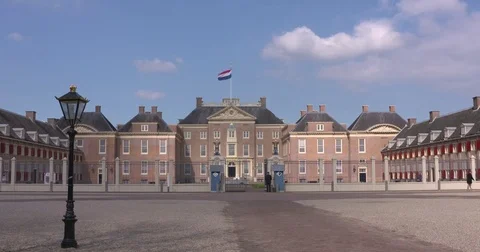 Paleis Het Loo - Royal Palace - facade with bassecourt and gatekeepers Stock Footage 75432556