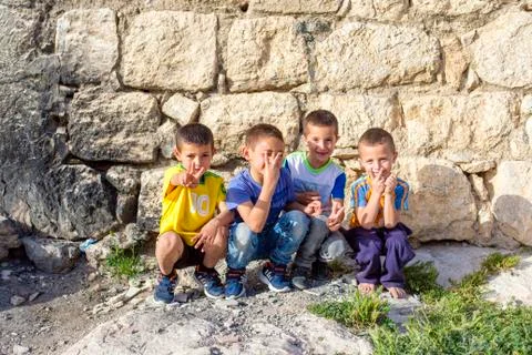 Palestinian children making the peace or victory sign, ad-Dhahiriya, Palestine Stock Photos