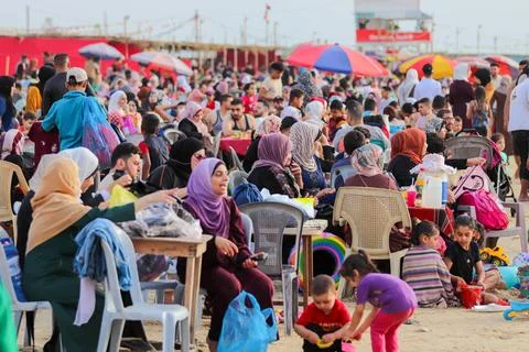  Palestinian families flocke to the Gaza beach to cool off due to the risi... Stock Photos