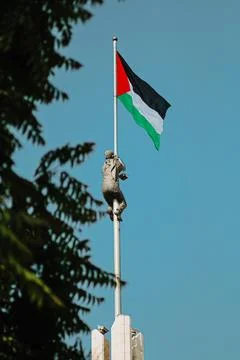 Palestinian flag at Clock Roundabout in Ramallah Foto stock