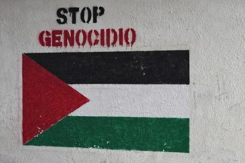 A Palestinian flag with a stenciled message. Stock-Fotos