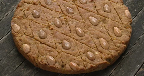 Palestinian hilbeh round cake. Table spin. 스톡 동영상 279565569