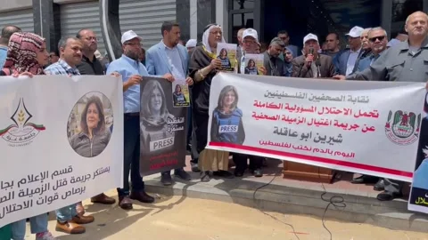 Palestinian journalists protest after Al Jazeera journalist murdered, Gaza, PS - Video stock 204133762