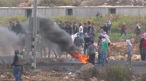 Palestinian protesters burning tires during clashes with the Israeli army Stock Footage 65076318