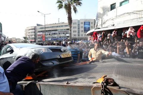 Palestinian security forces load onto a tow truck a vehicle belonging to I... Foto stock