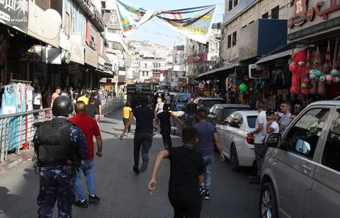 Palestinian security forces load onto a tow truck a vehicle belonging to I... Foto stock