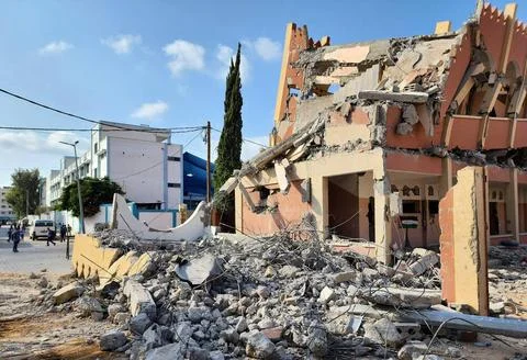 Palestinian workers remove the rubble of Bilqis Yemen School building whic... Fotos de archivo