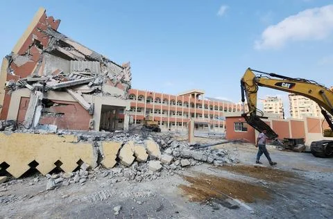 Palestinian workers remove the rubble of Bilqis Yemen School building whic... Fotos de archivo