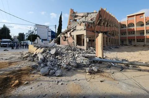 Palestinian workers remove the rubble of Bilqis Yemen School building whic... Fotos de archivo