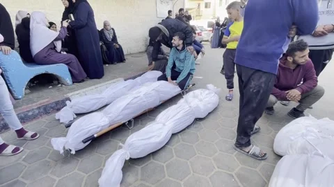 Palestinians search for missing persons in rubble in city of Deir Al-Balah, Gaza 스톡 동영상 268006582