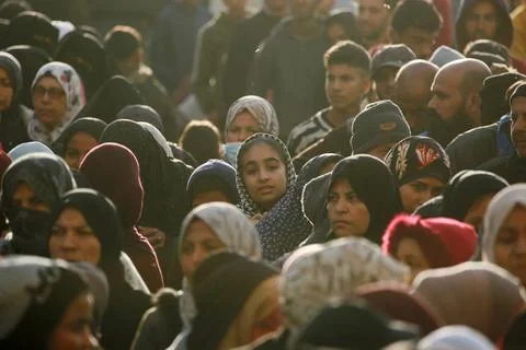  Palestinians wait in crowded queue for long hours to buy bread from the o... Foto stock