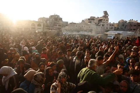  Palestinians wait in crowded queue for long hours to buy bread from the o... 스톡 사진