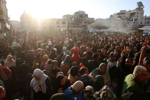  Palestinians wait in crowded queue for long hours to buy bread from the o... Foto stock