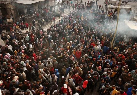  Palestinians wait in crowded queue for long hours to buy bread from the o... Foto stock