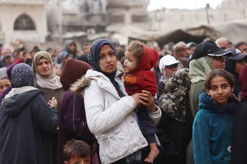  Palestinians wait in crowded queue for long hours to buy bread from the o... Foto stock