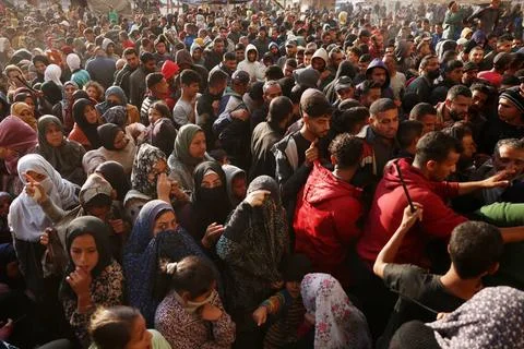  Palestinians wait in crowded queue for long hours to buy bread from the o... 스톡 사진