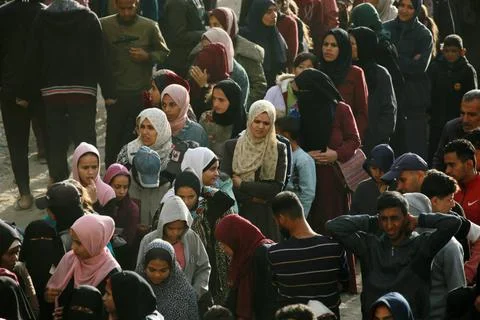  Palestinians wait in crowded queue for long hours to buy bread from the o... 스톡 사진