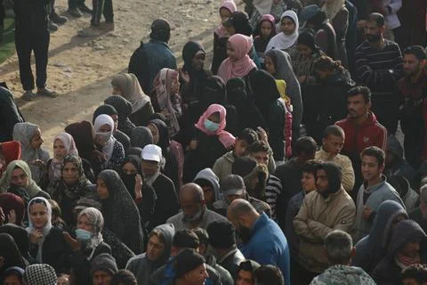  Palestinians wait in crowded queue for long hours to buy bread from the o... Foto stock