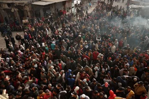  Palestinians wait in crowded queue for long hours to buy bread from the o... 스톡 사진