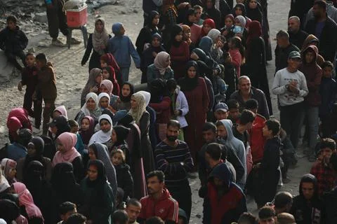  Palestinians wait in crowded queue for long hours to buy bread from the o... Foto stock
