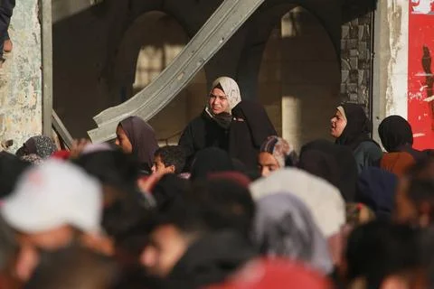 Palestinians wait in crowded queue for long hours to buy bread from the o... 스톡 사진