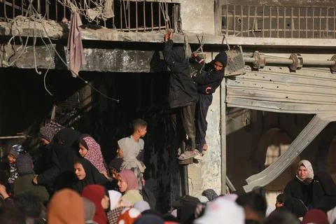  Palestinians wait in crowded queue for long hours to buy bread from the o... Foto stock